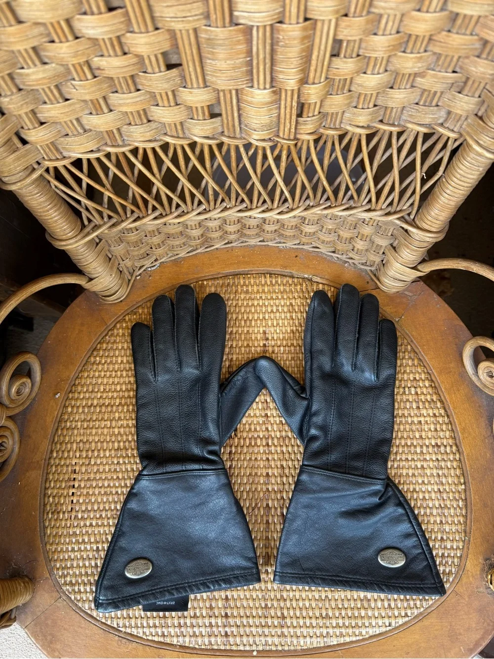 Harley-Davidson Black Leather Gauntlet Women's Riding Gloves with Medallion